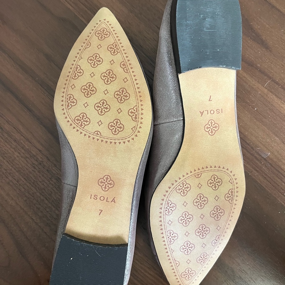 Isola flats in metallic taupe.